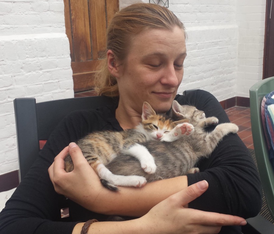 Janina mit zwei jungen Katzen im Arm
