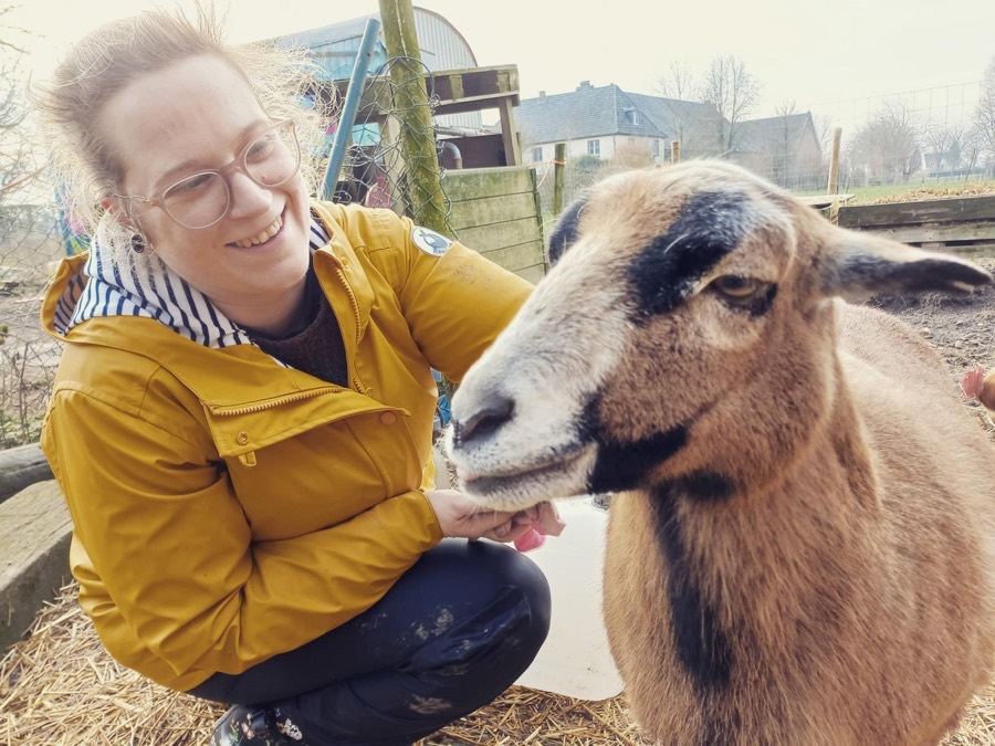 Karina füttert ein Schaf